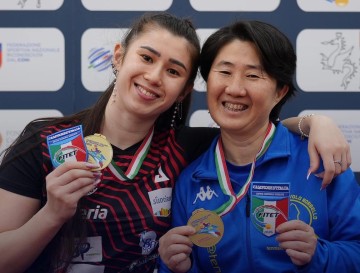 九游娱乐-乒坛传奇！53岁王楠前队友联手24岁女儿夺冠：入籍意大利四战奥运